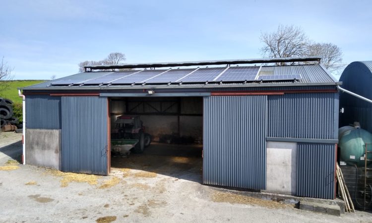Infrastrukturansatz: Installation von Solarpaneelen auf einer Milchfarm in der Grafschaft Cavan
